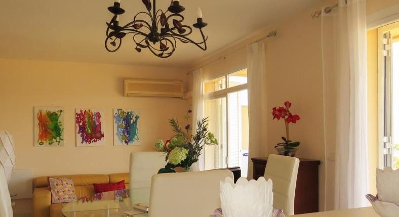 Apartment. View over the whole bay. Lots of space. Big terrace.
