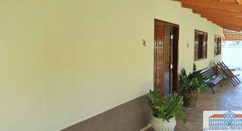 sale of a house near the avenue of restaurants, pizzerias, inns