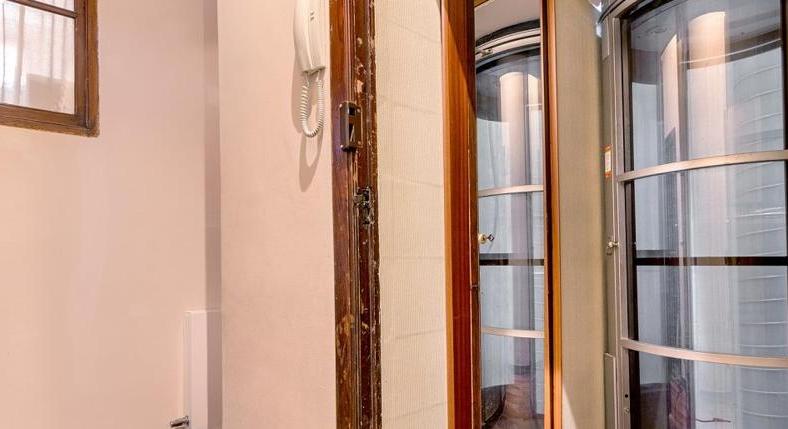 The old town in the old town. Very rare opportunity. Very good condition.
