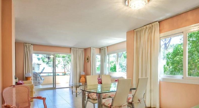 Jump almost straight into the sea. Apartment with sea view. Fully furnished.