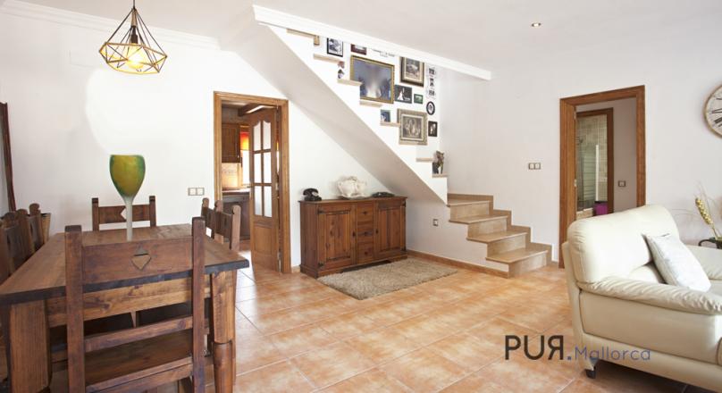 Stone house. 4 bedrooms. Very mallorquin. Euro 440,000, -. That's something to be proud of.