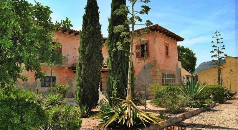 You know the monastery mountain San Salvador? There a Mallorcan finca. Look? Madness.