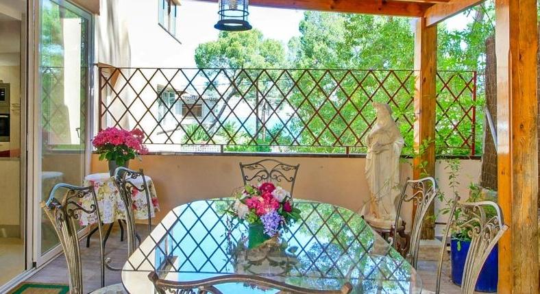 Jump almost straight into the sea. Apartment with sea view. Fully furnished.
