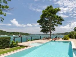 The ocean wraps this 1 facing the Rai ocean.