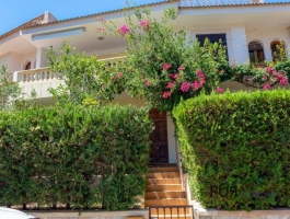 Canyamel. Terraced house with garden and sea view. And a bathing bay almost in front of the house.