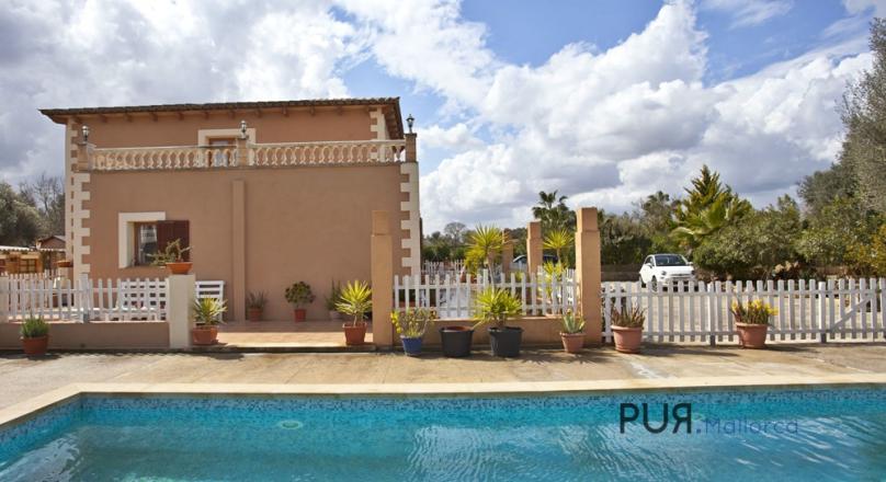 Stone house. 4 bedrooms. Very mallorquin. Euro 440,000, -. That's something to be proud of.