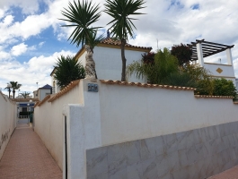 CORNER TOWNHOUSE WITH GARDEN IN LOS ALTOS