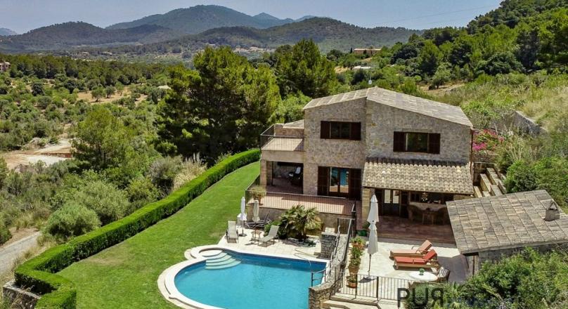 Arta. A finca. Like from a picture book. A lot of space. And with a view of the sea.