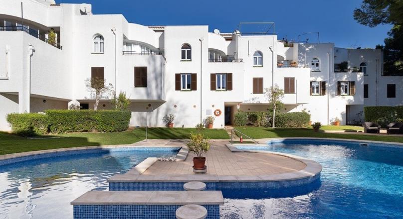 Sol de Mallorca. Light. Air. Ease. A terraced house in a quiet complex.