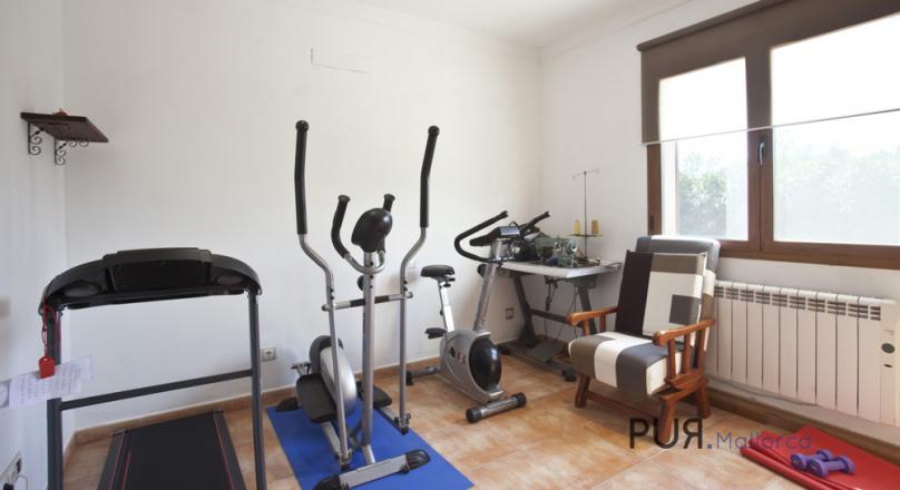 Stone house. 4 bedrooms. Very mallorquin. Euro 440,000, -. That's something to be proud of.