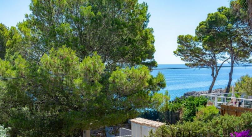 Canyamel. Terraced house with garden and sea view. And a bathing bay almost in front of the house.