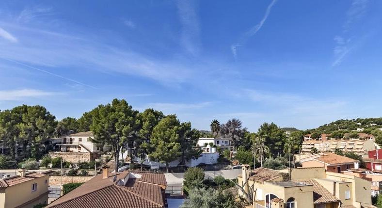 Paguera. An entire house. For Euro 495,000. And in walking position...