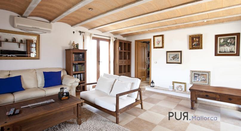 Stone house. 4 bedrooms. Very mallorquin. Euro 440,000, -. That's something to be proud of.