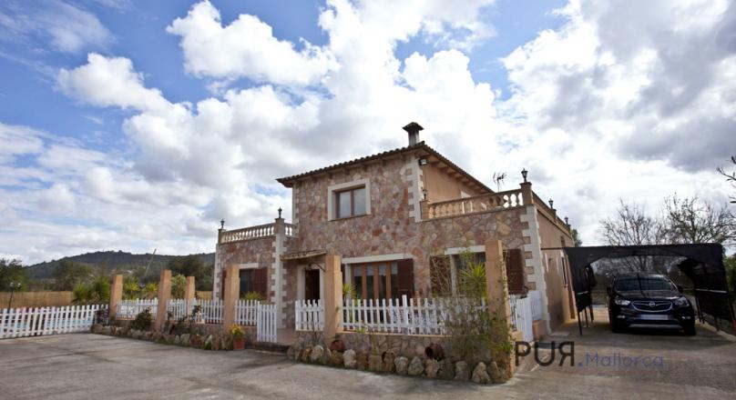 Stone house. 4 bedrooms. Very mallorquin. Euro 440,000, -. That's something to be proud of.