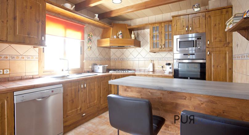 Stone house. 4 bedrooms. Very mallorquin. Euro 440,000, -. That's something to be proud of.