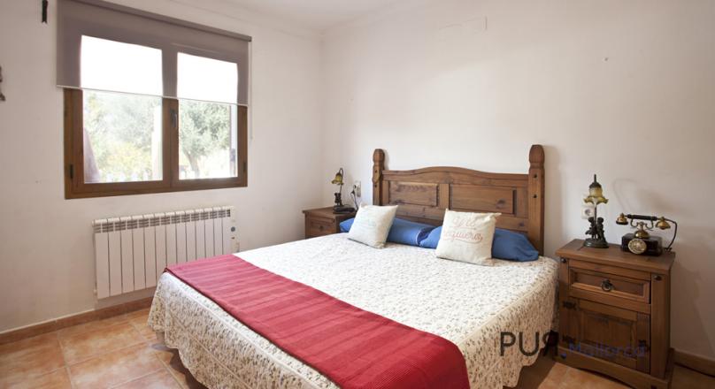 Stone house. 4 bedrooms. Very mallorquin. Euro 440,000, -. That's something to be proud of.