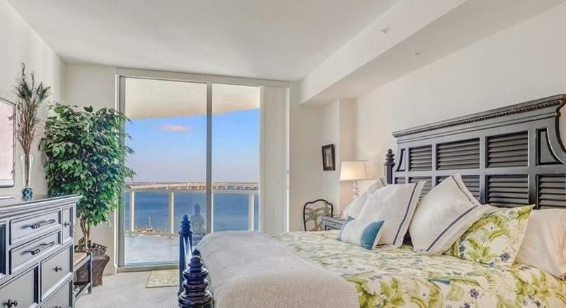 3000 Oasis Grand BLVD #1007