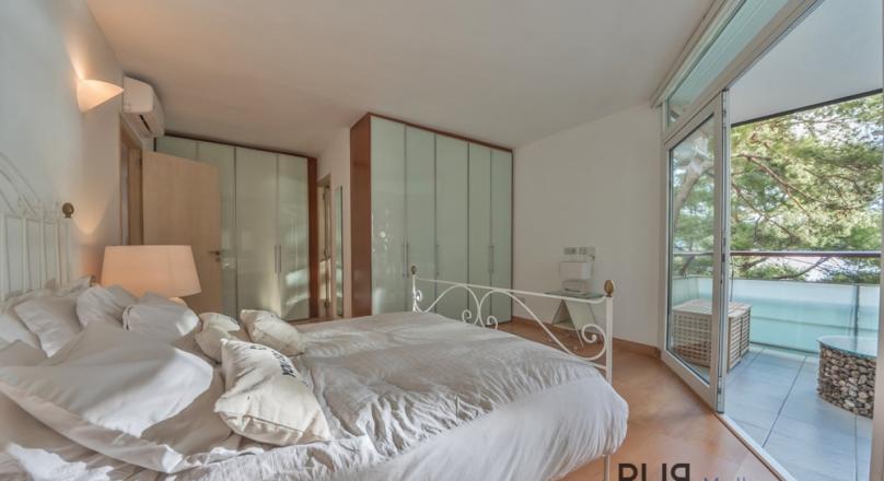 1st sea line. Direct access to the sea. Also to the beaches. And just Illetas.