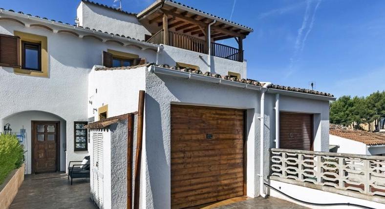 Paguera. An entire house. For Euro 495,000. And in walking position...