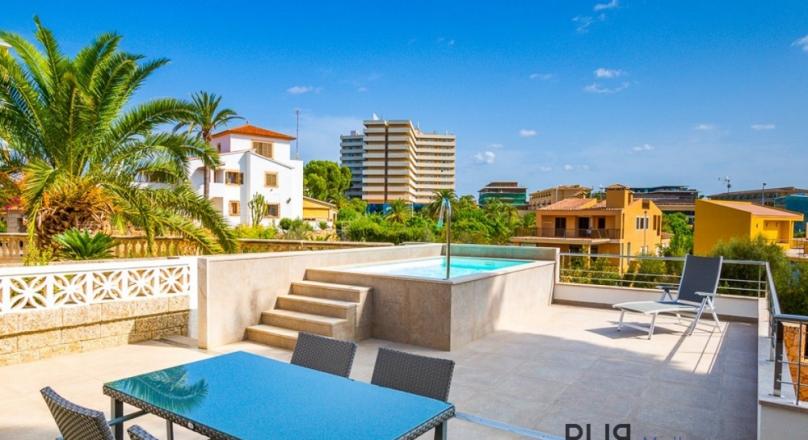 El Arenal. Townhouse. With a large terrace and pool. Something very special.