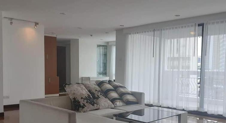 Newly renovated condo for rent at Phrom Phong with big balcony