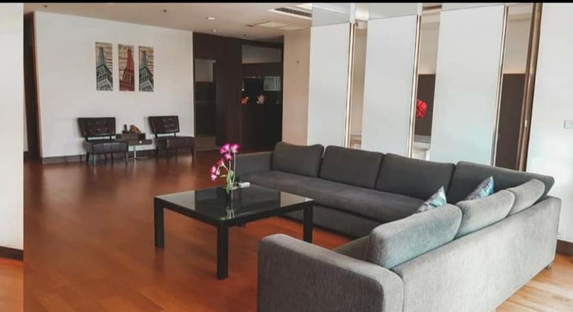 For rent Royal Residence Park at Wireless road 4 Bedroom