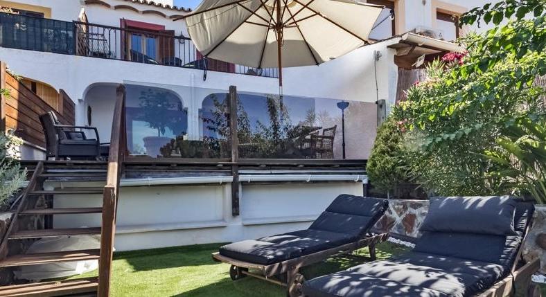 Paguera. An entire house. For Euro 495,000. And in walking position...