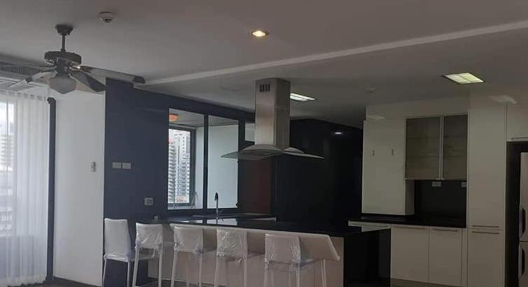 Newly renovated condo for rent at Phrom Phong with big balcony