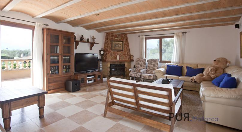 Stone house. 4 bedrooms. Very mallorquin. Euro 440,000, -. That's something to be proud of.