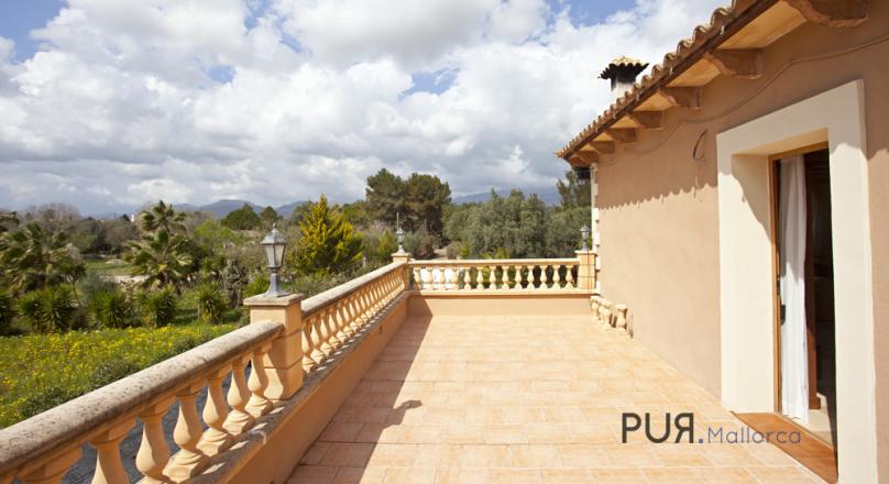 Stone house. 4 bedrooms. Very mallorquin. Euro 440,000, -. That's something to be proud of.