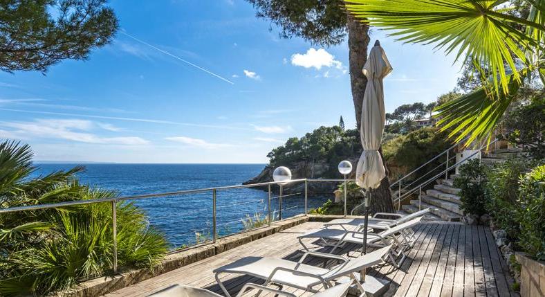 Cala Vinyes. Apartment. 1st sea line, sea view. Sea access