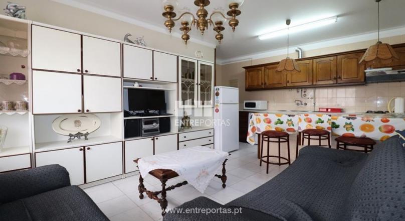 Apartment T1, in good condition, located 50 meters from the beach