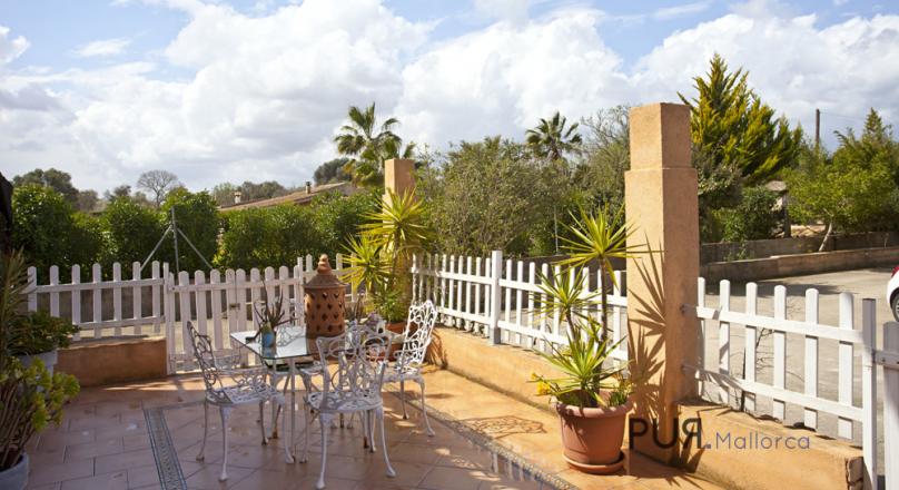 Stone house. 4 bedrooms. Very mallorquin. Euro 440,000, -. That's something to be proud of.