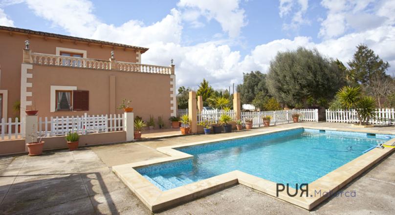 Stone house. 4 bedrooms. Very mallorquin. Euro 440,000, -. That's something to be proud of.