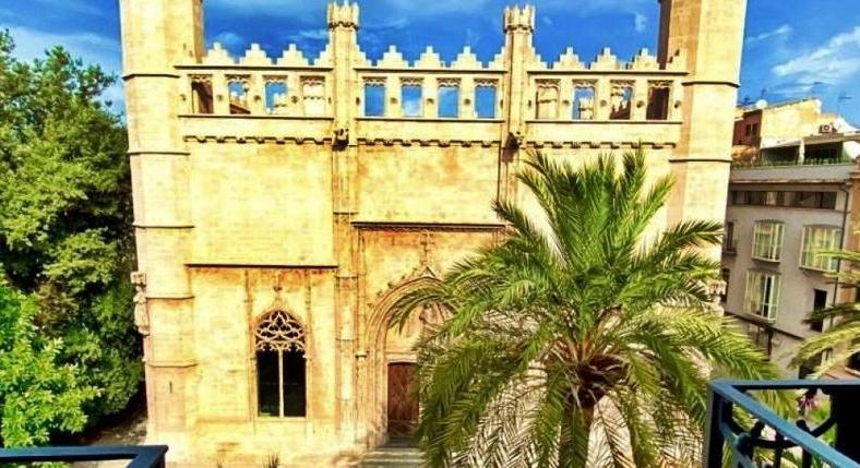 The old town in the old town. Very rare opportunity. Very good condition.