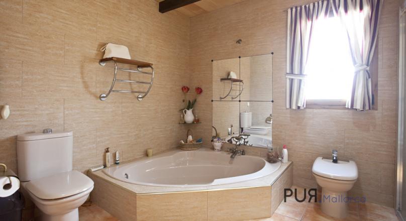 Stone house. 4 bedrooms. Very mallorquin. Euro 440,000, -. That's something to be proud of.
