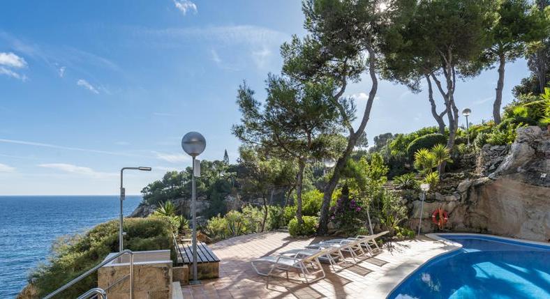 Cala Vinyes. Apartment. 1st sea line, sea view. Sea access