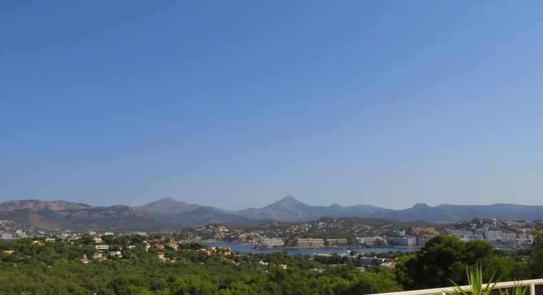 Apartment. View over the whole bay. Lots of space. Big terrace.