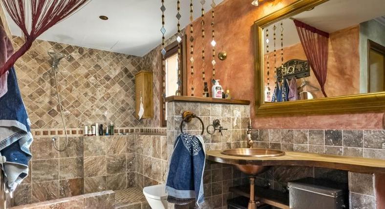 Paguera. An entire house. For Euro 495,000. And in walking position...