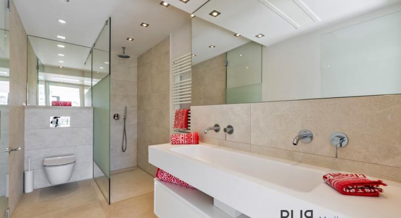 El Molinar. Town house. Close to the sea. Large roof terrace. Pool.