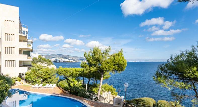 Cala Vinyes. Apartment. 1st sea line, sea view. Sea access