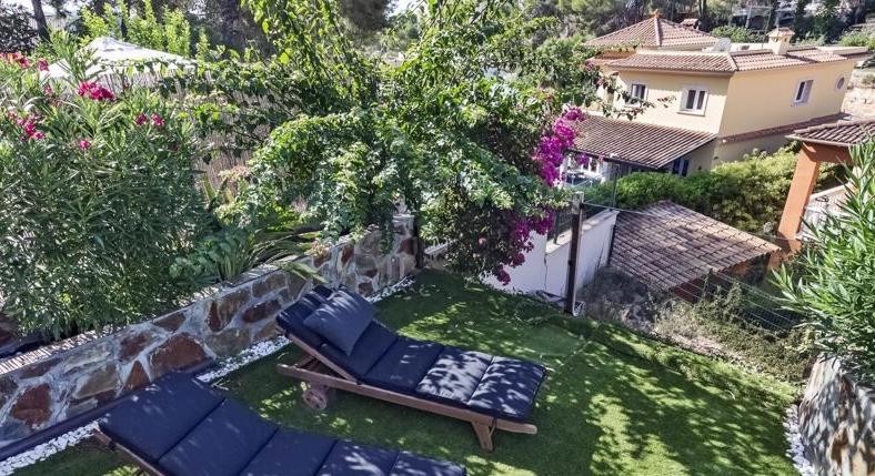 Paguera. An entire house. For Euro 495,000. And in walking position...