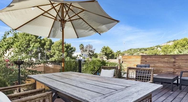 Paguera. An entire house. For Euro 495,000. And in walking position...