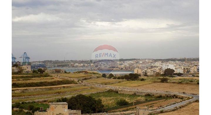 MAISONETTE SOLITARY - MARSAXLOKK