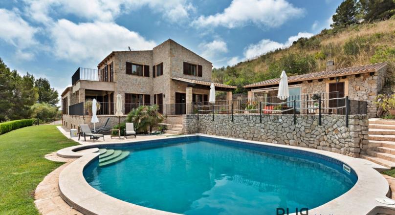 Arta. A finca. Like from a picture book. A lot of space. And with a view of the sea.