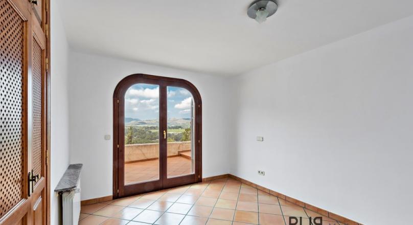 Canyamel. Classic, rural villa. With a view over the bay. And the price. It fits. Very.