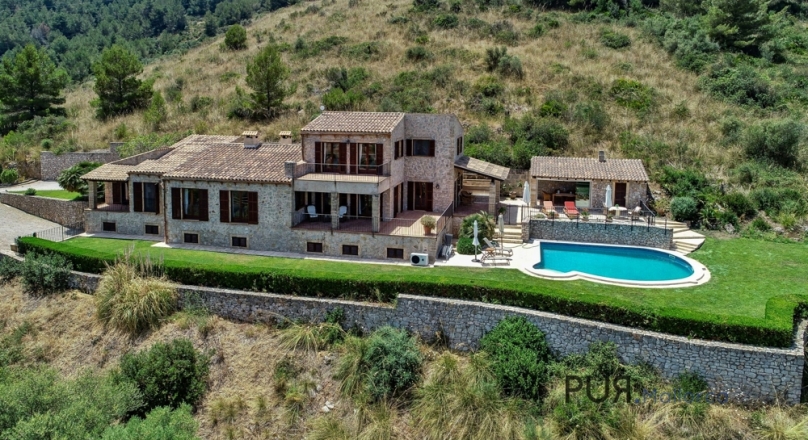 Arta. A finca. Like from a picture book. A lot of space. And with a view of the sea.