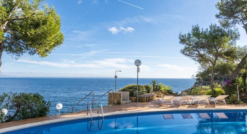 Cala Vinyes. Apartment. 1st sea line, sea view. Sea access