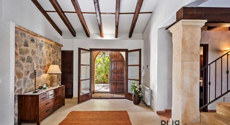 Arta. A finca. Like from a picture book. A lot of space. And with a view of the sea.