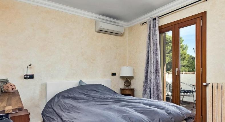 Paguera. An entire house. For Euro 495,000. And in walking position...